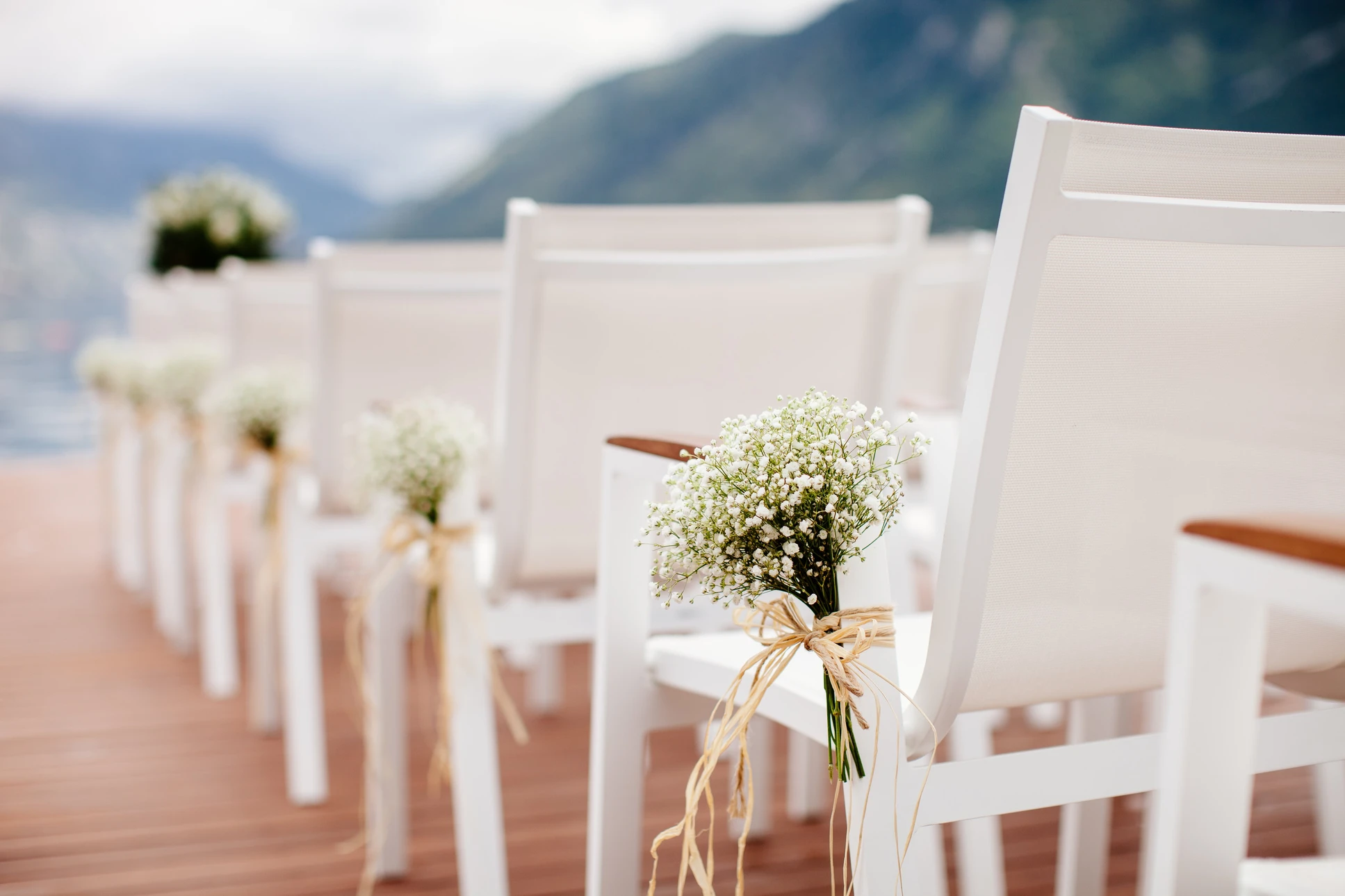 Scène de mariage en extérieur sur terrasse en bois