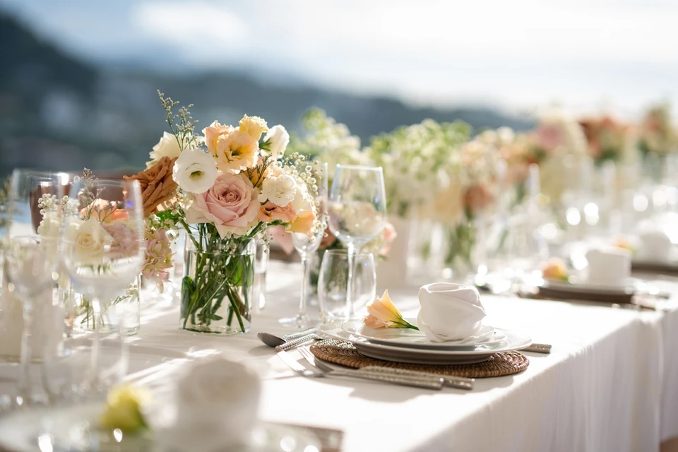 Belles fleurs décorées sur la table