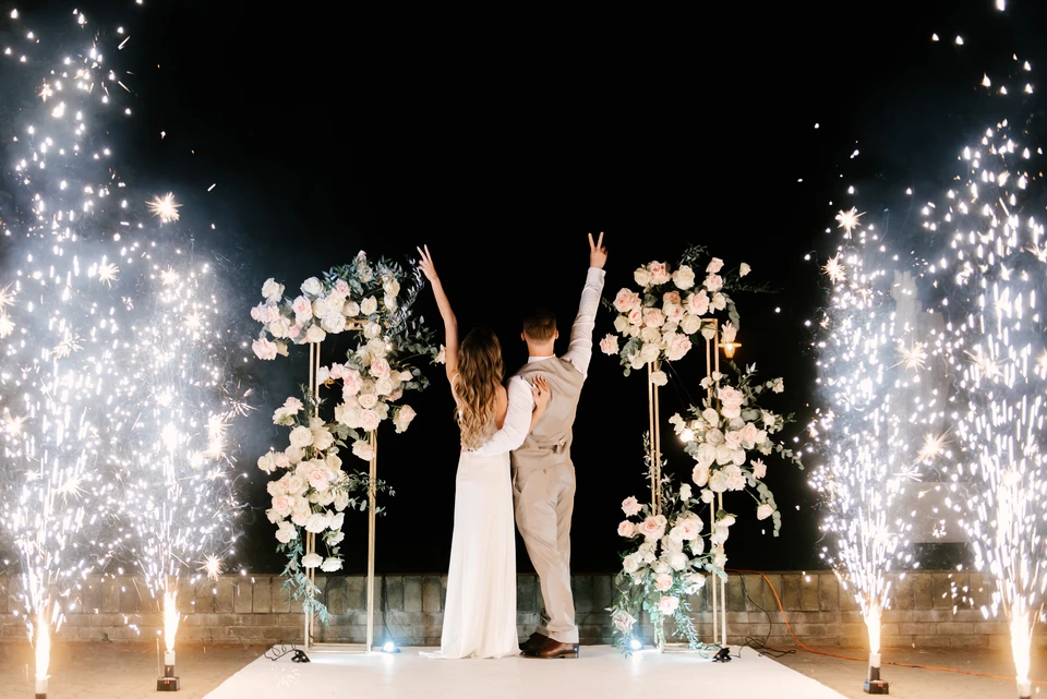 Scène festive de nouvel an avec confettis dorés flottants sur fond blanc