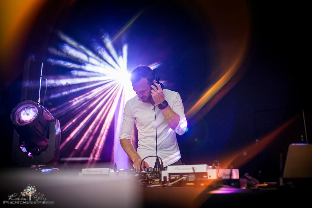 Confettis, gens et danse au festival pour la célébration de Nouvelle année avec le sourire et le plaisir à la discothèque