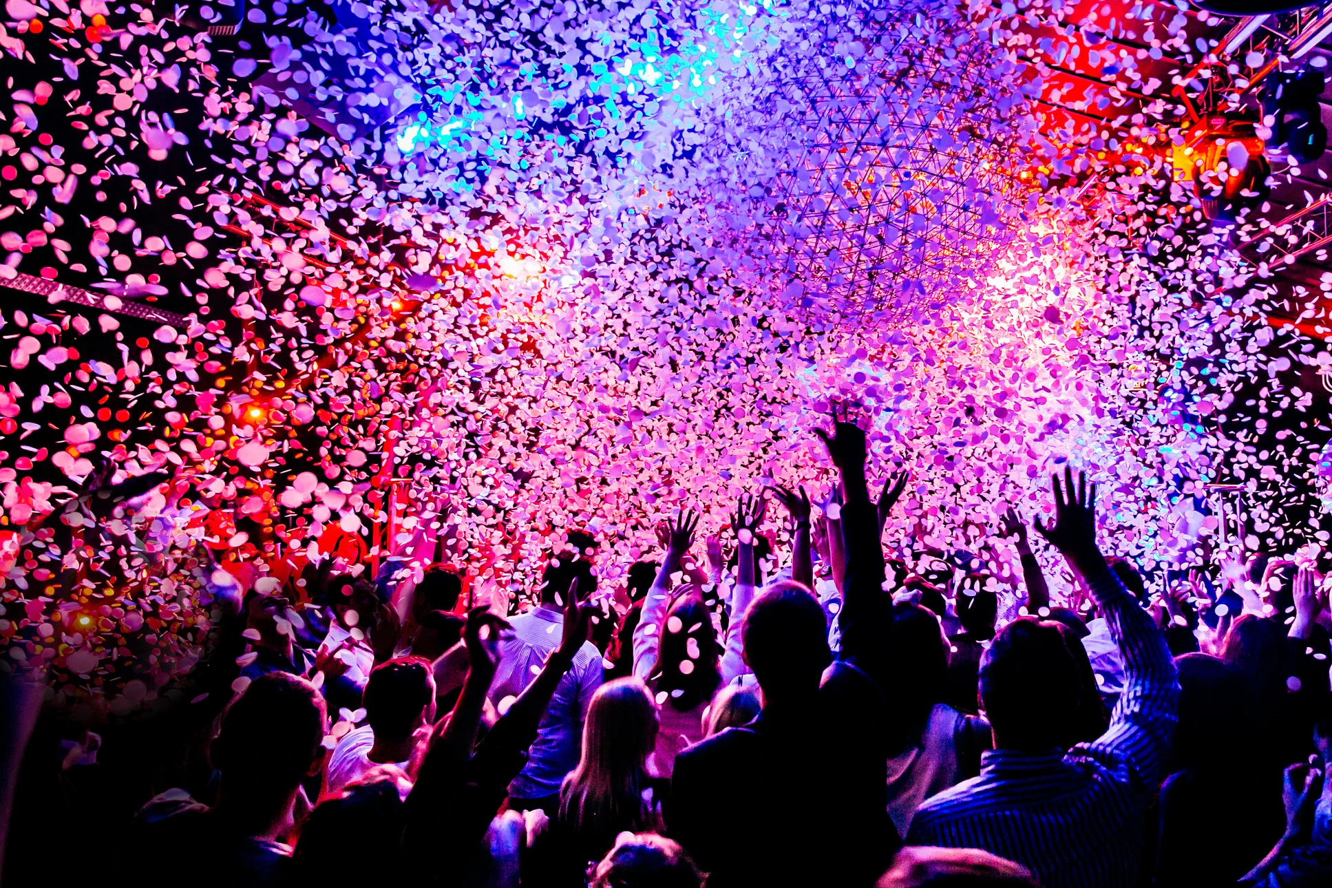 Scène festive de nouvel an avec confettis dorés flottants sur fond blanc